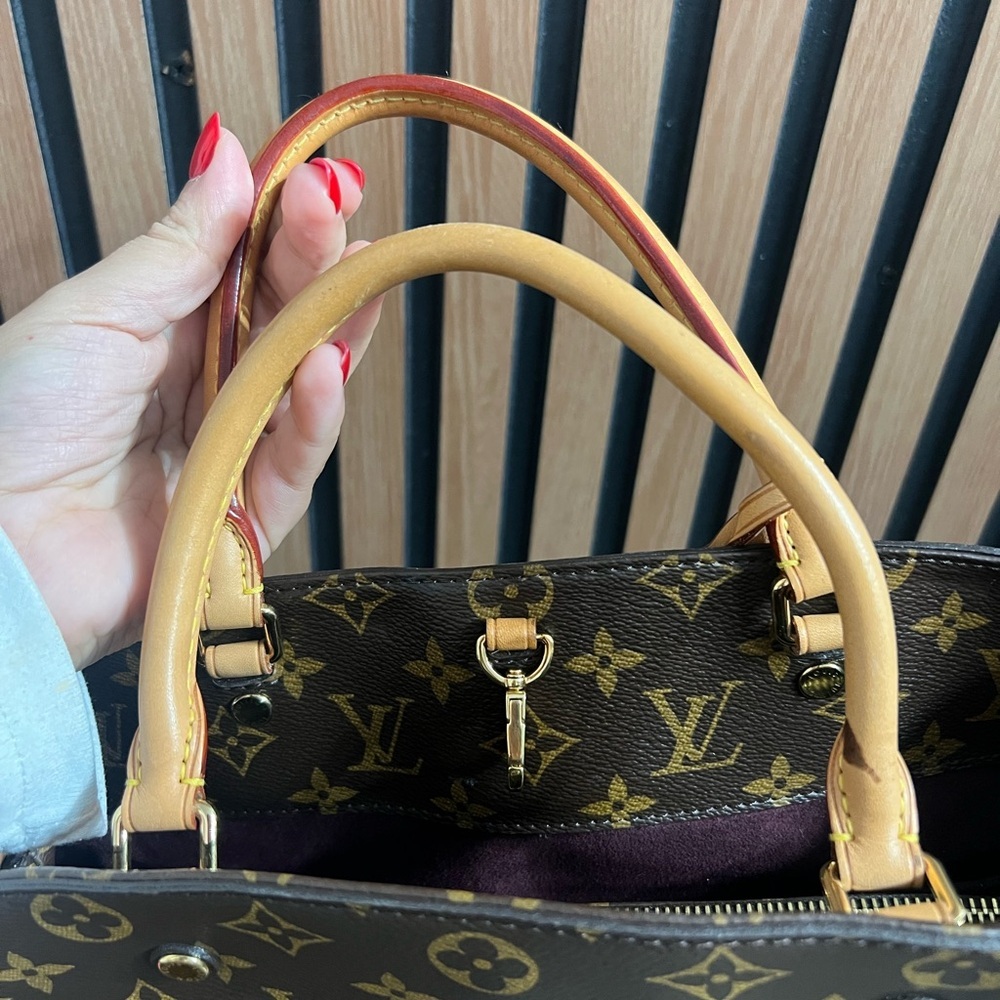 Louis Vuitton 
MONTAIGNE LEATHER HANDBAG in Excellent Condition - Picture 15 of 15